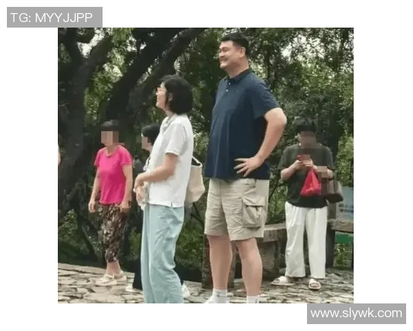 姚明背小包走街头展现亲民形象引发网友热议与喜爱