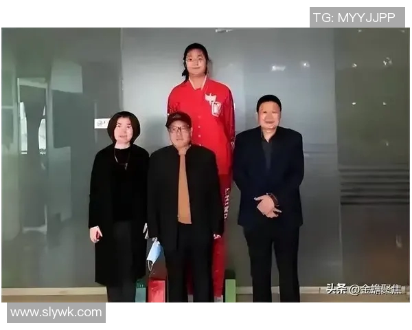 法儿与姚明亲密合影展现友谊与篮球魅力的完美瞬间